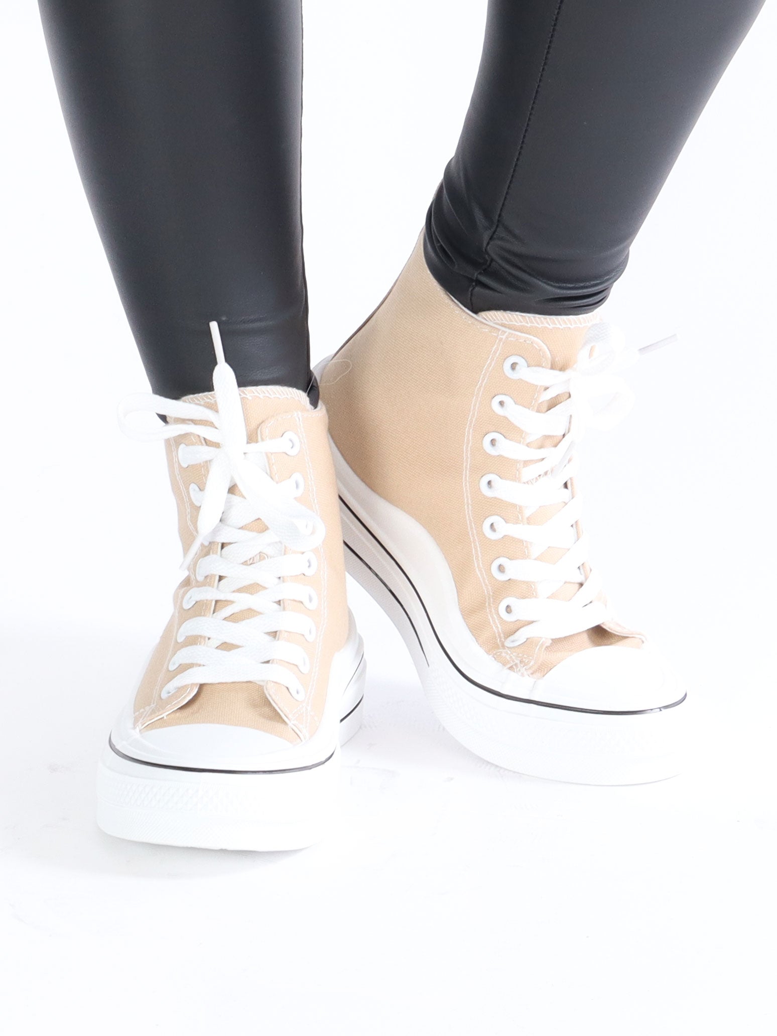 Serina - Sneakers med vita sulor